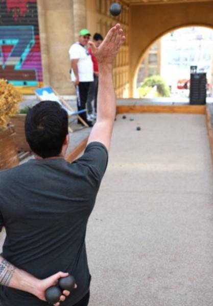 Partie de pétanque grace au terrain de pétanque éphémère synthétique et portatif grace à Autour d'un but